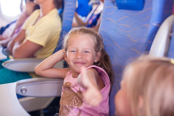 Девочка счастлива в самолете — стоковое фото