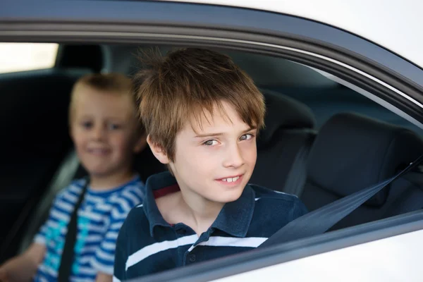 Дети в автомобиле — стоковое фото