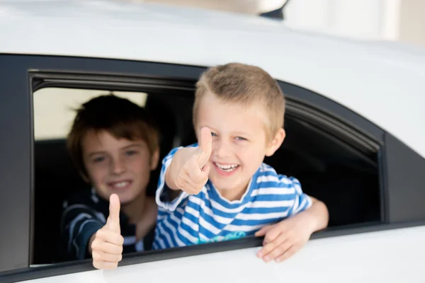 Дети в автомобиле — стоковое фото