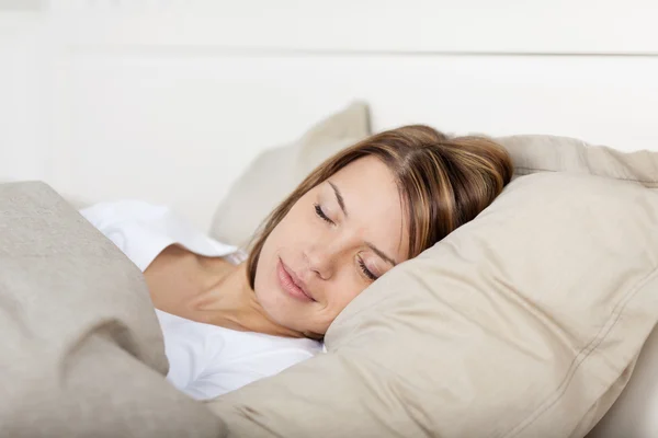 Женщина, спящая в постели — стоковое фото