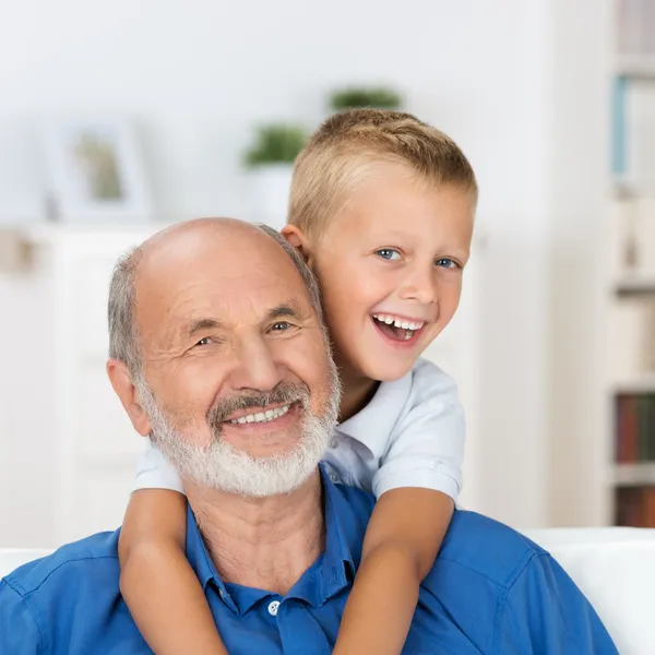 Смеющийся дед с внуком — стоковое фото