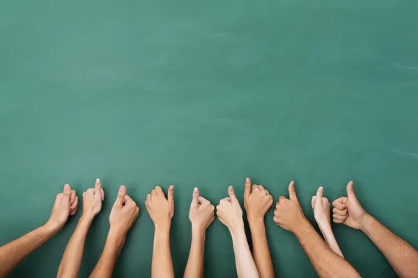 Группа людей, дающих большие пальцы жест — стоковое фото
