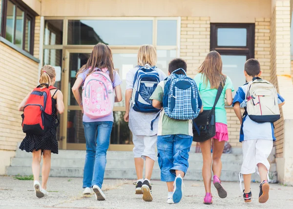Дети, идущие в школу — стоковое фото