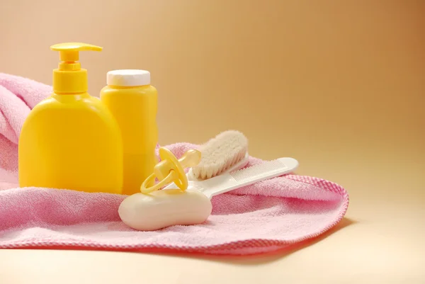 Детское мыло, Порошок талька, крем и другие аксессуары для ванной комнаты — стоковое фото