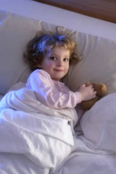 Девочка в постели — стоковое фото