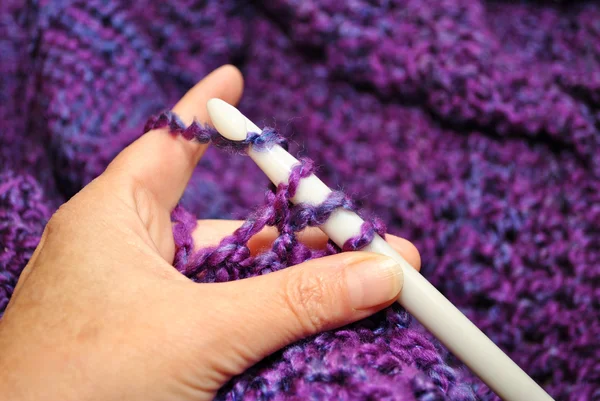 Крючком фиолетовый одеяло с двойной крючком швов — стоковое фото