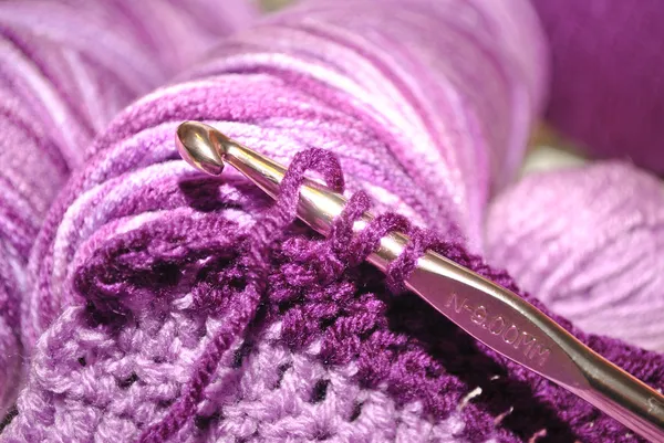 Фиолетовый крючком швов — стоковое фото