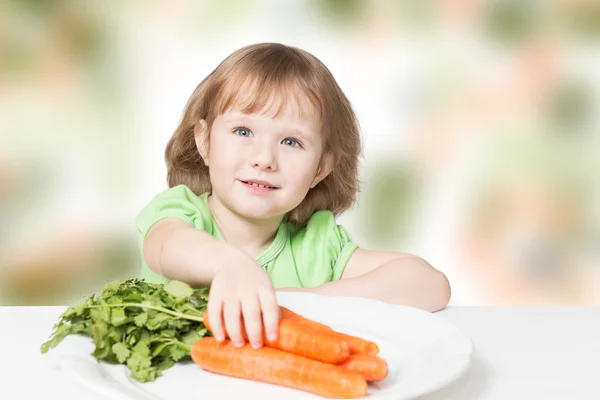 Малыш хочет кушать морковь — стоковое фото