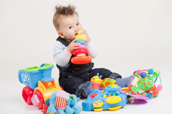 Ребенок, играя с игрушки белый фон — стоковое фото