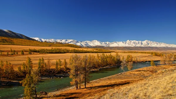 Река Гуйя, kurayskai степи и Северной huyskiy позвоночника — стоковое фото