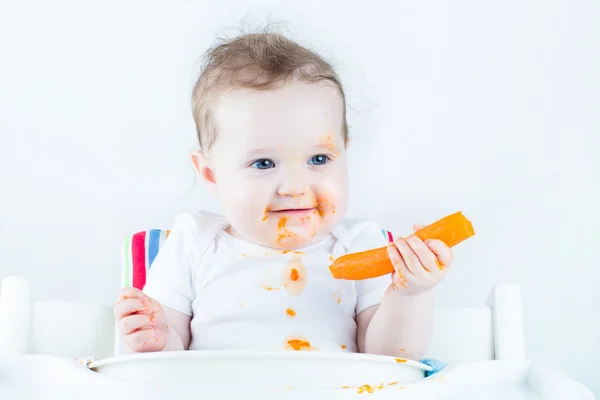Сладкий ребенок ест морковь — стоковое фото