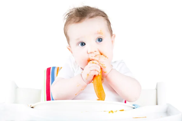 Ребенок ест морковь — стоковое фото