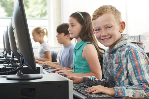 Группа начальной школы детей в компьютерном классе — стоковое фото
