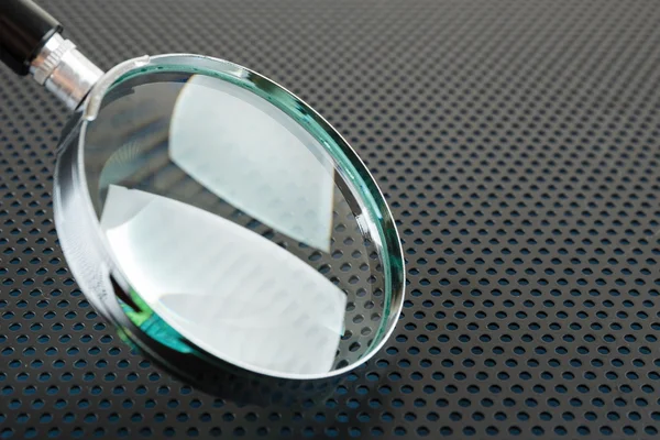 Увеличительное стекло на фоне металлик — стоковое фото
