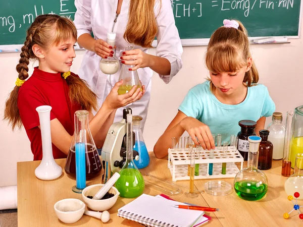Ребенок в классе химии — стоковое фото