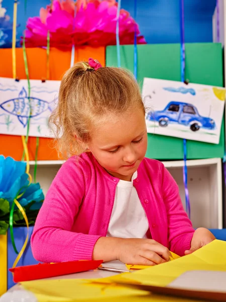 Малыш Холдинг цветной бумаги на столе в детском саду — стоковое фото