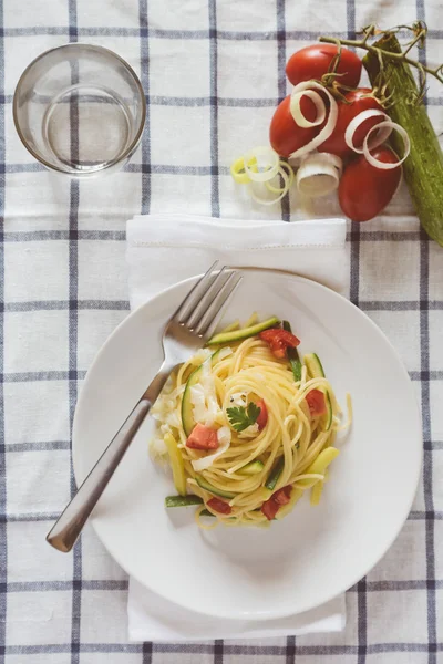 Спагетти с овощами на пластине — стоковое фото