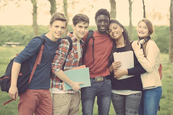 Группа многоэтнических подростковой студентов обнял вместе в парке — стоковое фото