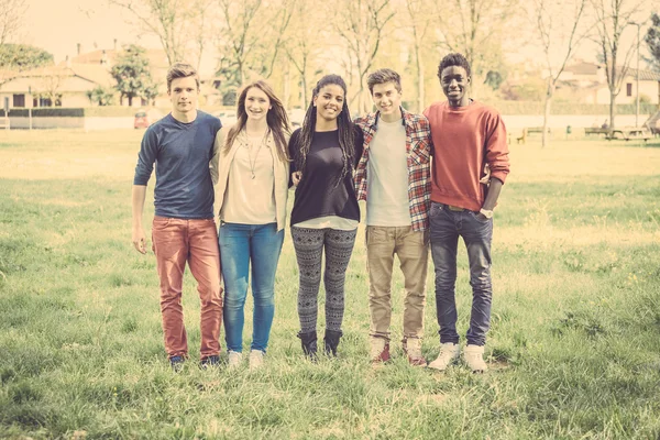 Многонациональное группа подростков Открытый — стоковое фото