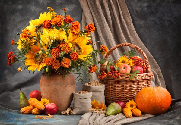 Осенний натюрморт. цветок, фрукты и овощи — стоковое фото