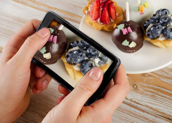 Выстрел смартфона сладкого десерта — стоковое фото