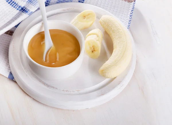 Детское питание - Бананы пюре в миске — стоковое фото