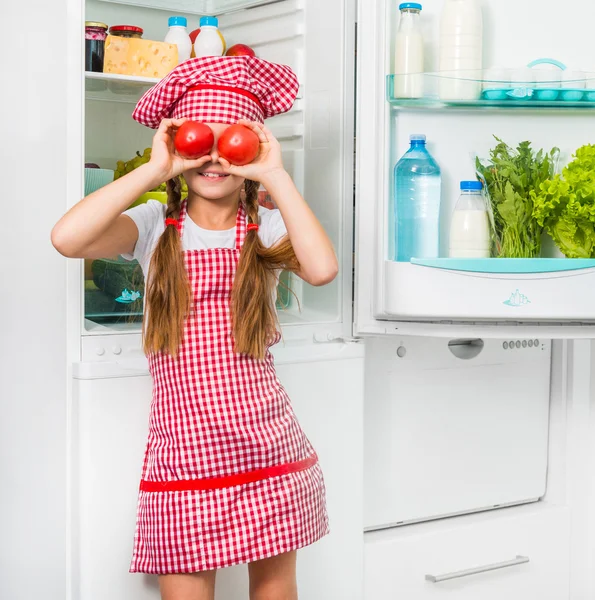 Маленький повар девушка holdin помидоры — стоковое фото