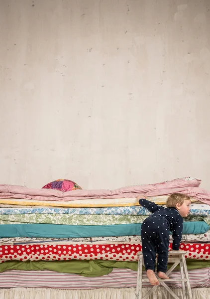 Ребенок поднимается на кровати - Принцесса на горошине — стоковое фото