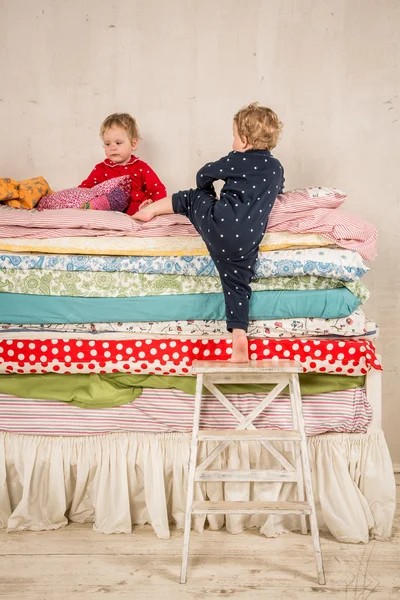 Дети на кровати - Принцесса на горошине — стоковое фото