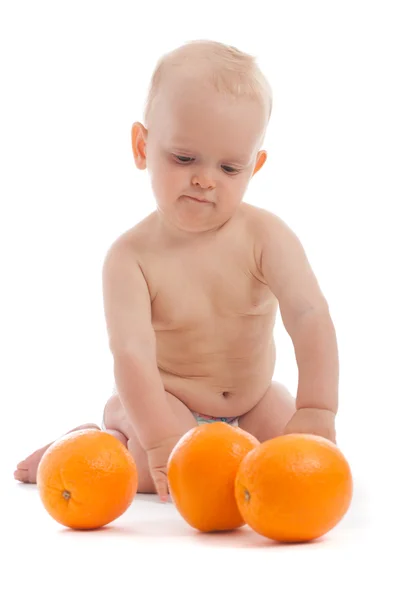 Портрет мальчика очаровательны младенца, играя с трех апельсинов — стоковое фото
