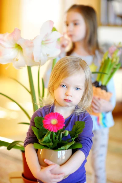 Очаровательны маленькая девочка, Уход за растениями — стоковое фото