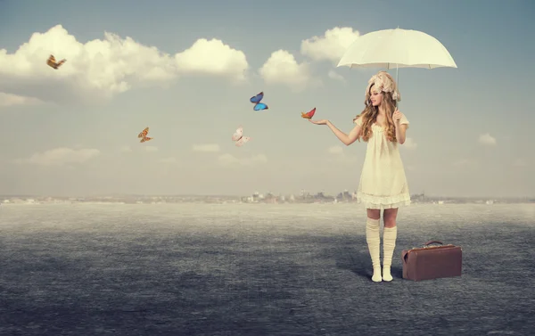 Девочка с захватывающими бабочками зонтика — стоковое фото