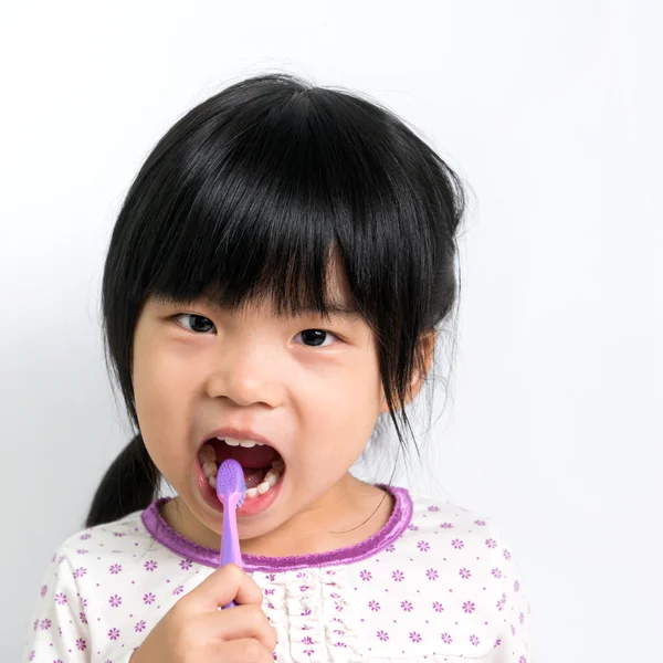 Ребенок, чистящий зубы — стоковое фото