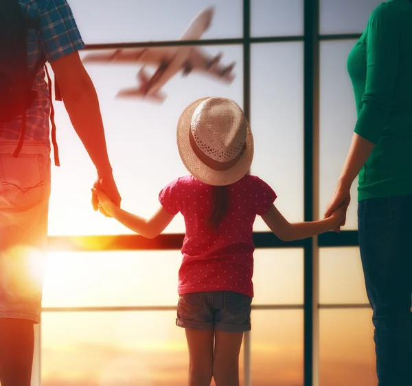 Семья с детьми в аэропорту — стоковое фото