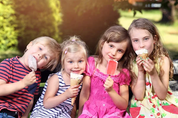 Очаровательны детей, едят мороженое на праздник — стоковое фото