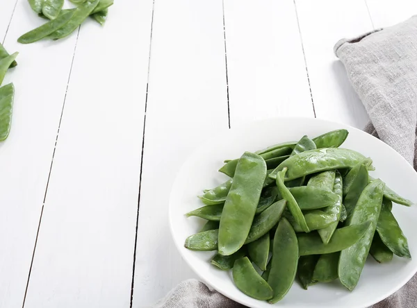 Зеленый горох на блюдо — стоковое фото