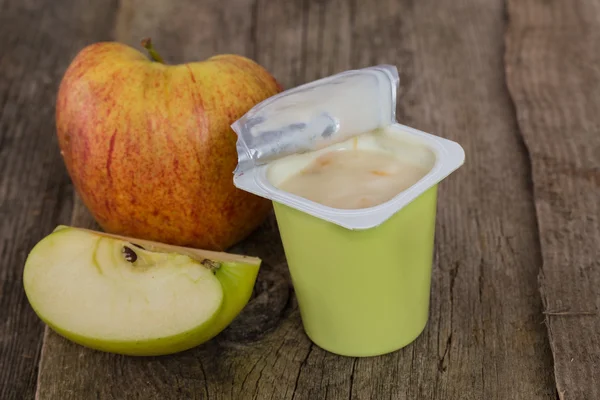 Йогурт с половинки яблок — стоковое фото