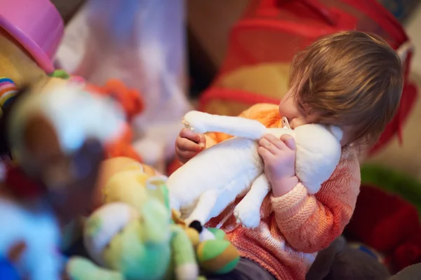 Ребенок, играющий с игрушками — стоковое фото