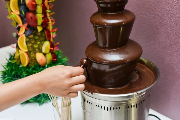 Шоколадный фонтан и фрукты — стоковое фото