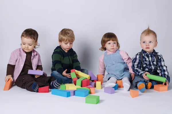 Счастливые дети, играющие с кубиками — стоковое фото