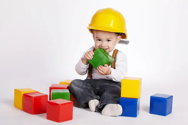 Маленький инженер играет с кубиками — стоковое фото