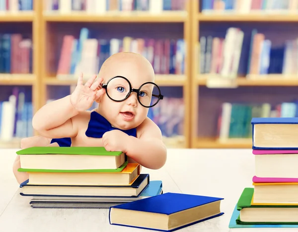 Детские очки чтения книги, умный парень раннего развития образования — стоковое фото