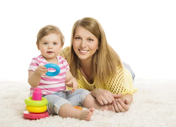 Мать ребенка, детские игры блоков игрушка, молодой семьи и маленький ребенок — стоковое фото