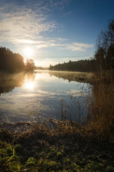 Поздней осенью Рассвет над озером — стоковое фото
