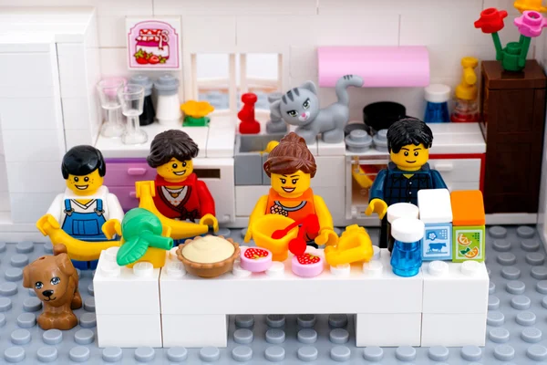 LEGO семья с домашними животными в отечественной кухни — стоковое фото