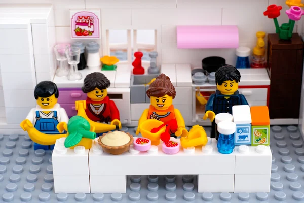 LEGO семья внутренней кухне — стоковое фото