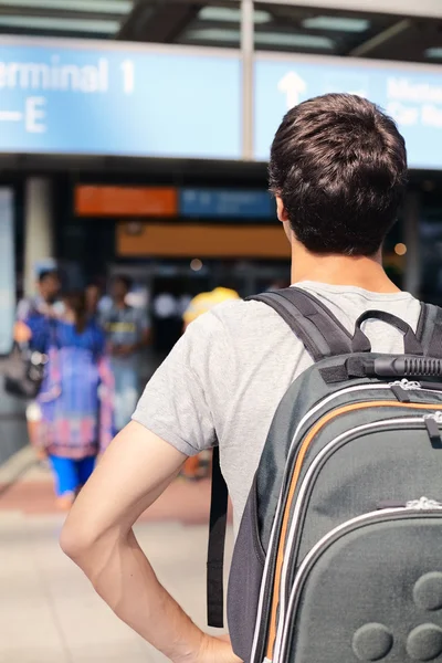 Студент с рюкзаком в аэропорту — стоковое фото