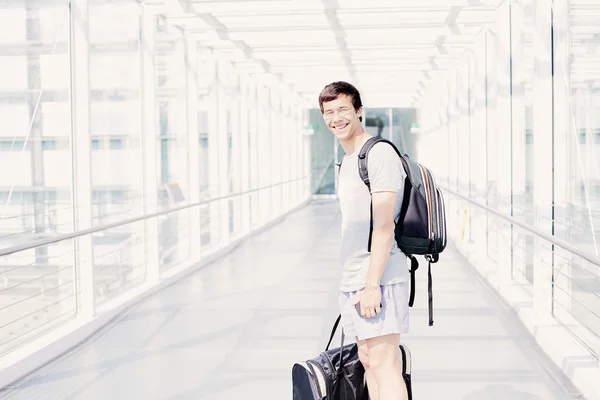 Студент с рюкзаком в коридоре аэропорт — стоковое фото