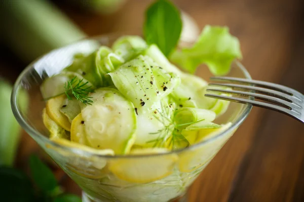 Салат из маринованных кабачков в Специи — стоковое фото