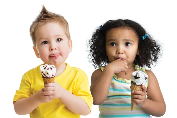Дети мальчик и девочка ест мороженое изолированные — стоковое фото